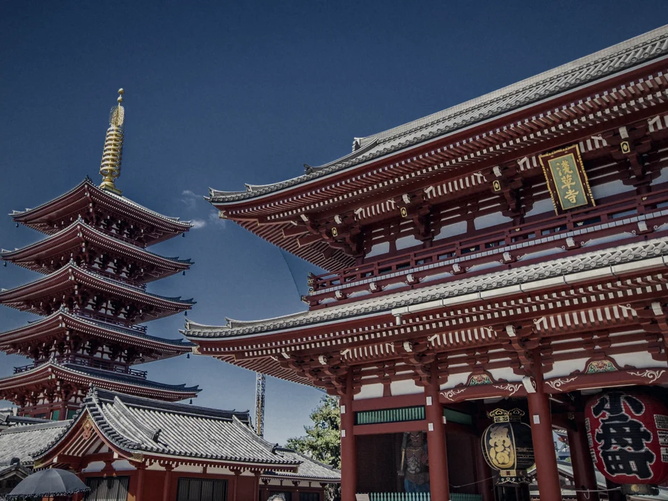 浅草寺の五重塔と宝蔵門(台東区浅草)