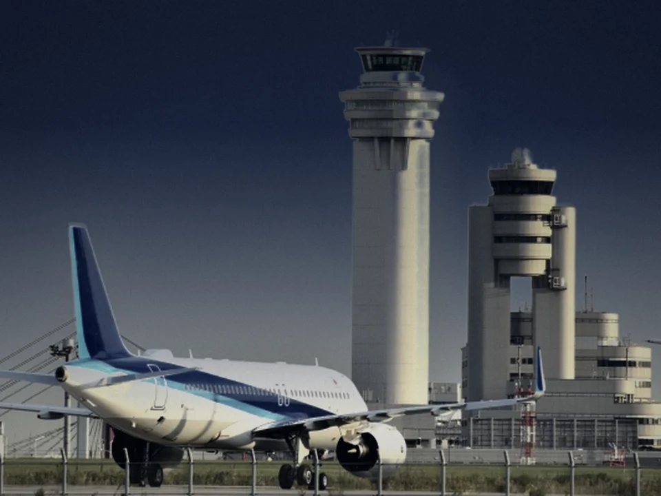 羽田空港の管制塔と旅客機(大田区)