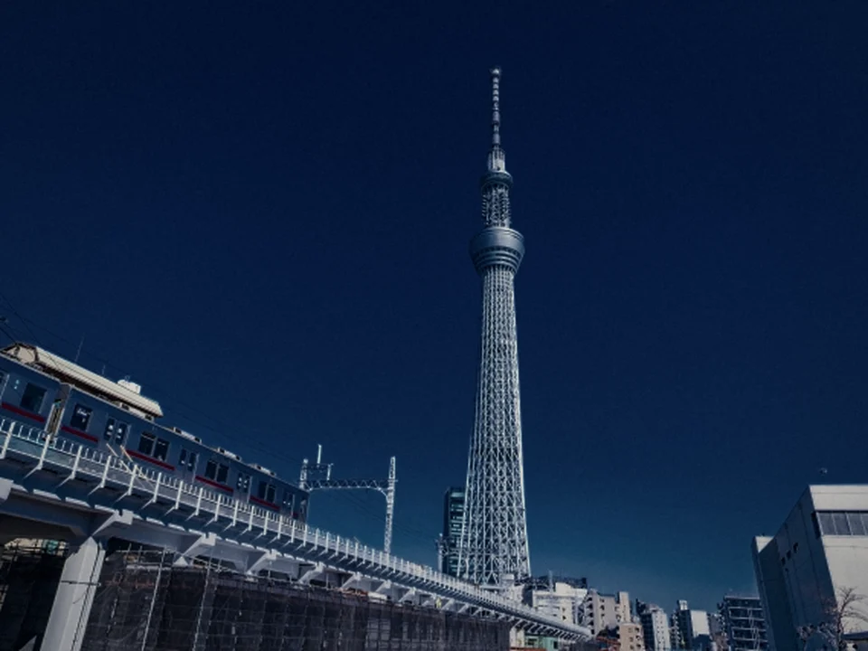 東京スカイツリーと高架を走る電車(墨田区)